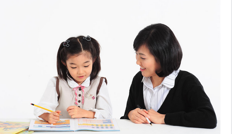 Thuê giáo viên về nhà kèm riêng con học bài là vi phạm Thông tư 29, đúng không? 11 gia su nu 1743215501